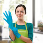 aide ménagère enfilant ses gants