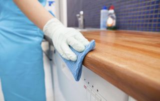 femme de ménage nettoyant un plan de travail